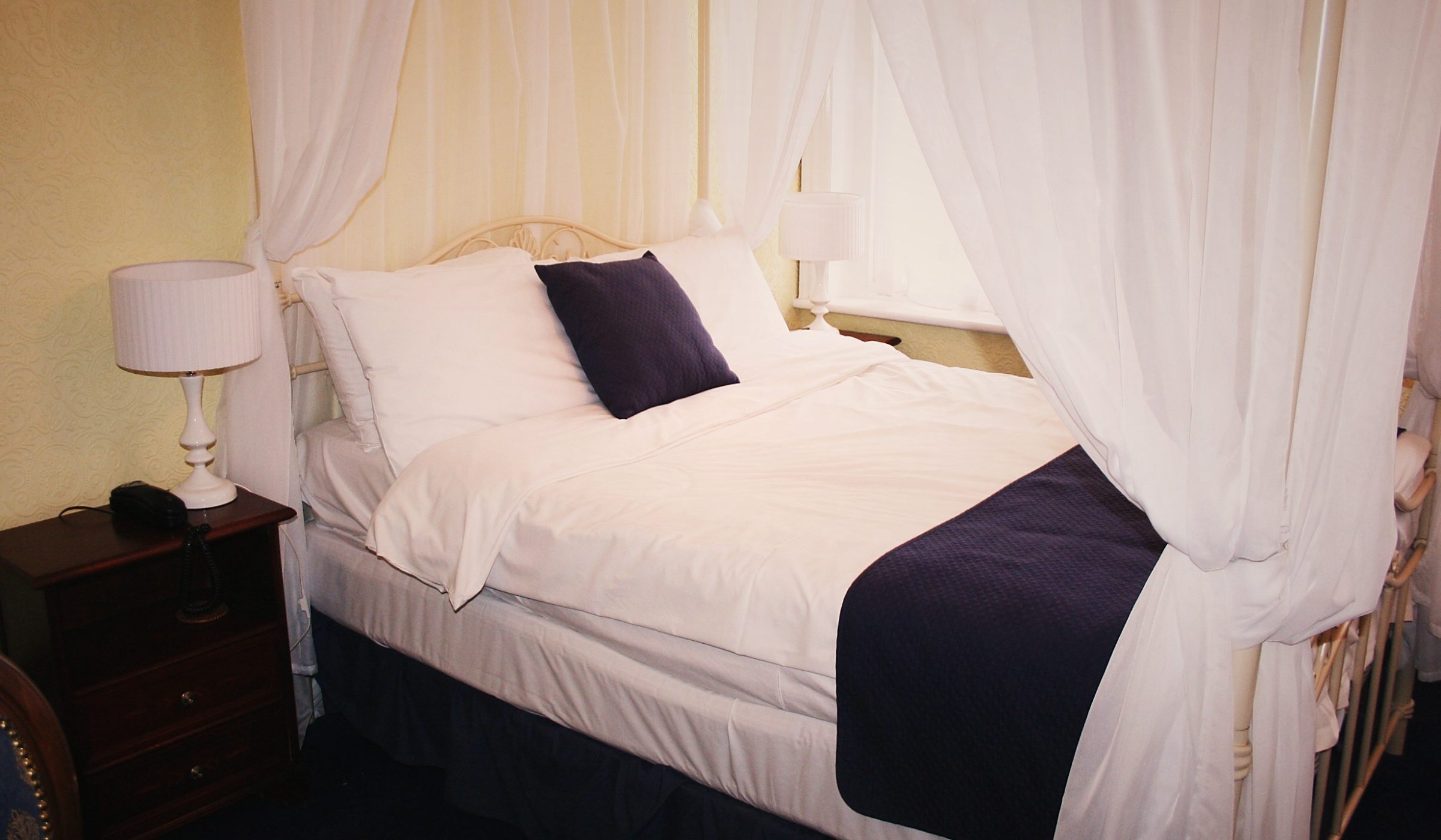 Canopy double bed in a superior room