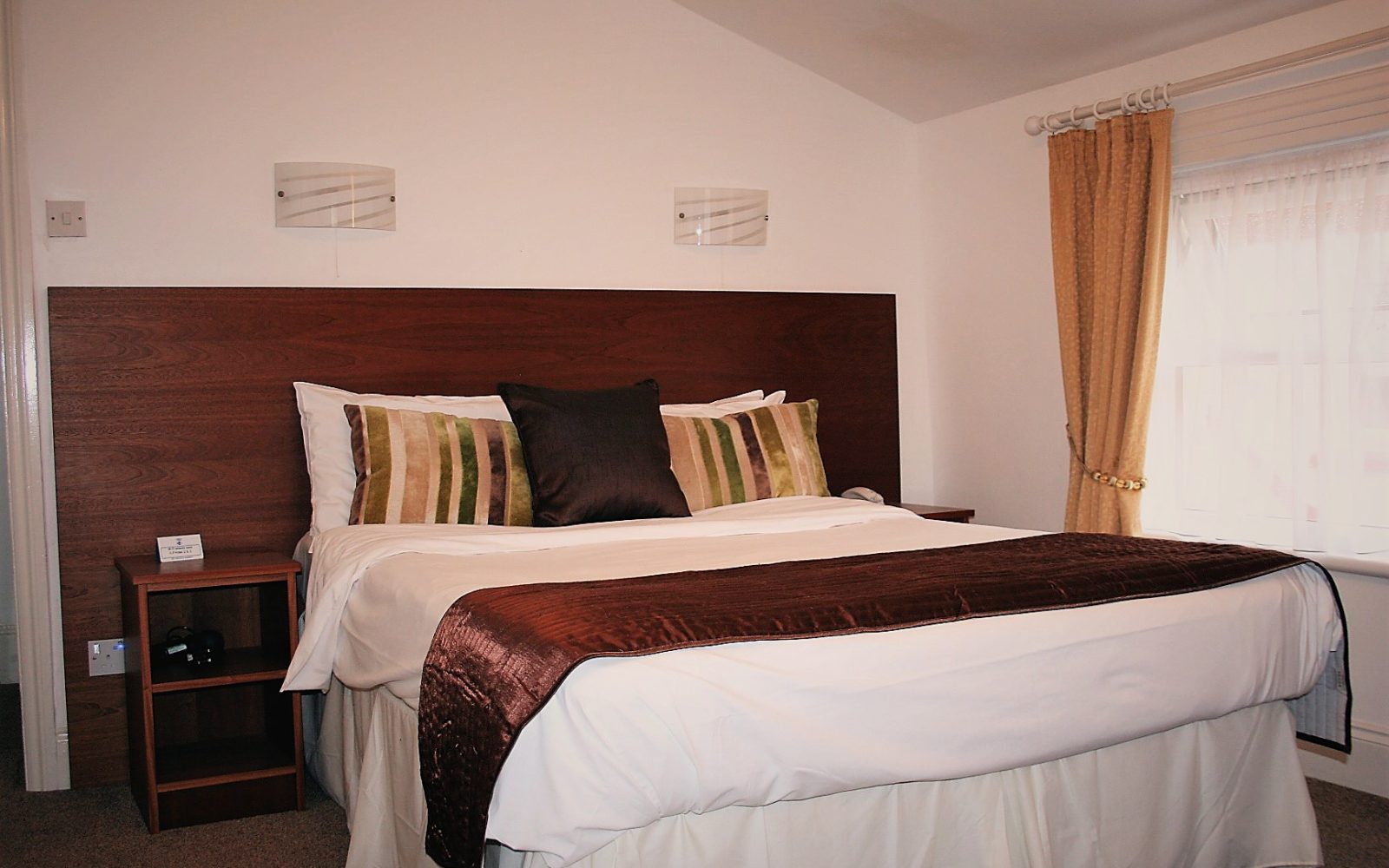 Standard double room with wood headboard