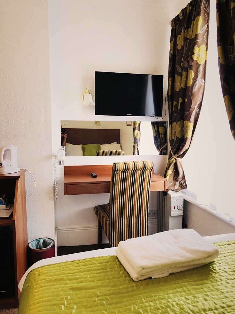 Single room with desk
