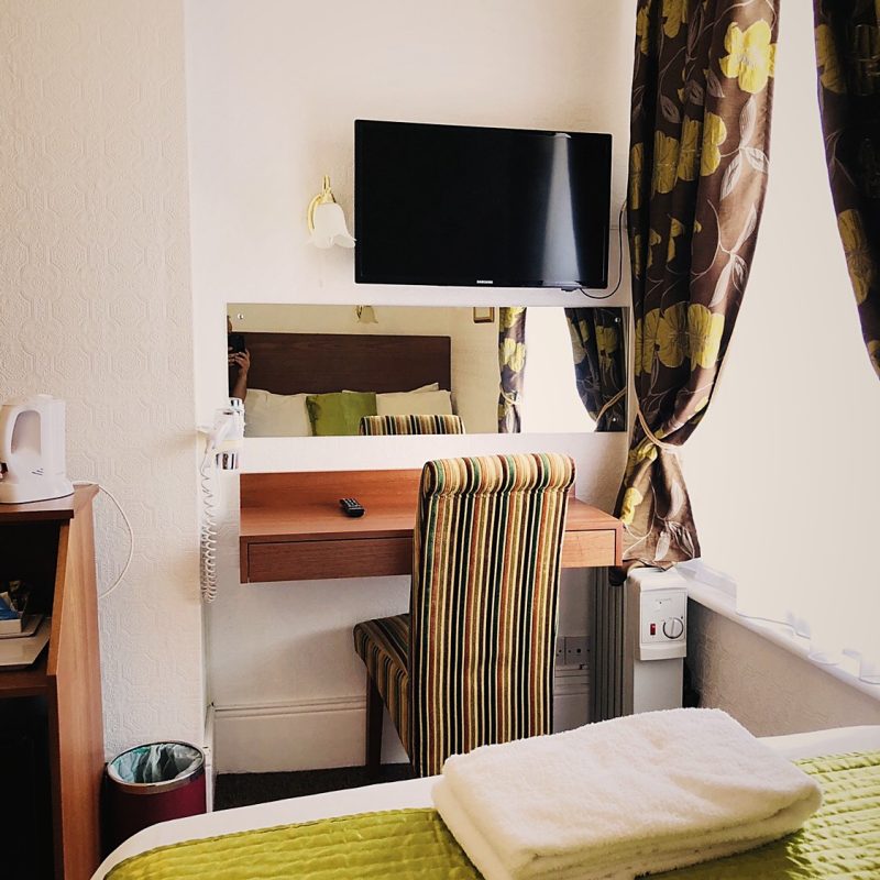 Single room with desk