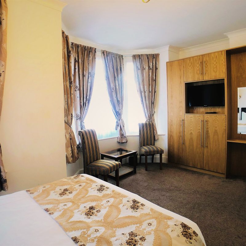 Spacious room with bay windows
